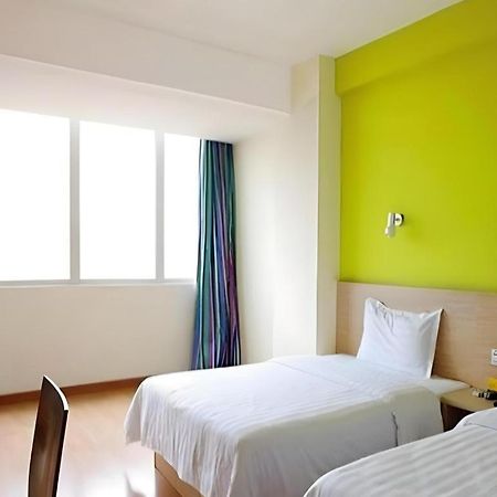 7 Days Inn Luzhou Commercial Pedestrian Street Center Exterior photo